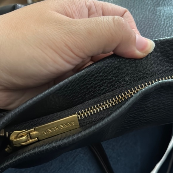 Black Leather Shoulder Bag - Picture 4 of 10